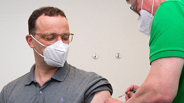 "Alle bei uns zugelassenen Impfstoffe wirken sehr gut und sind sicher", betonte Spahn.