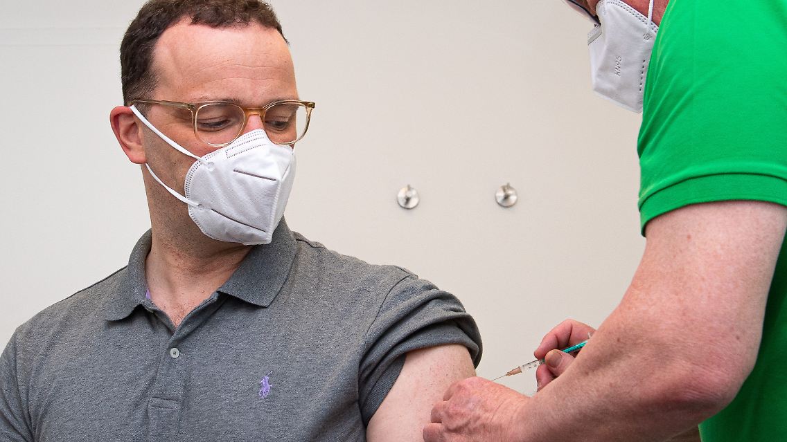 Die Qual der Wahl: Spahn lässt sich bei seinem Hausarzt das Vakzin von Astrazeneca spritzen.