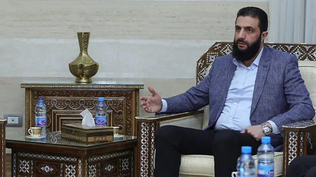 De-facto-Machthaber-Ahmed-al-Scharaa-moechte-alle-bewaffneten-Gruppen-in-Syrien-aufloesen