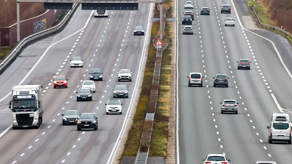 Auf-der-A3-fliesst-der-Verkehr-an-Heiligabend