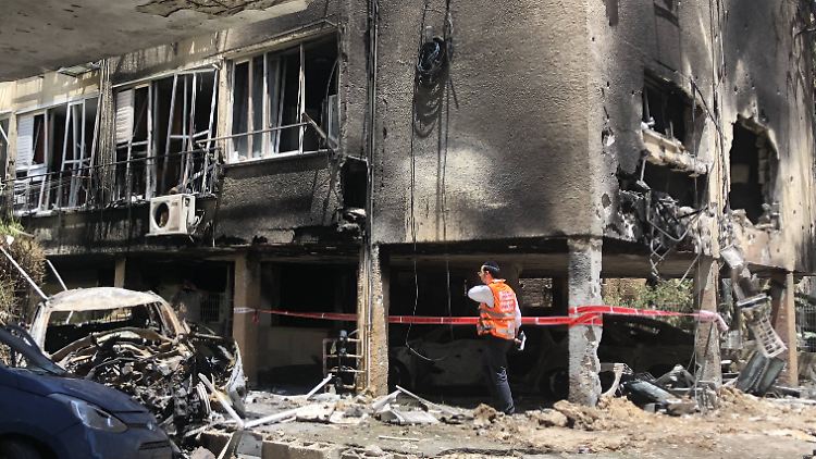 Nicht alle von der Hamas abgefeuerten Raketen wurden vom israelischen Abwehrsystem abgefangen. In diesem Haus in einem Vorort Tel Avivs schlug ein Geschoss ein.