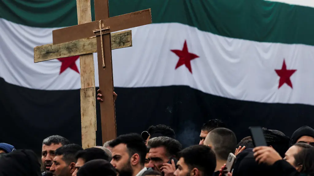 2024-12-24T111537Z-1063350460-RC2MVBAFNRWT-RTRMADP-3-SYRIA-SECURITY-CHRISTIANS-PROTEST
