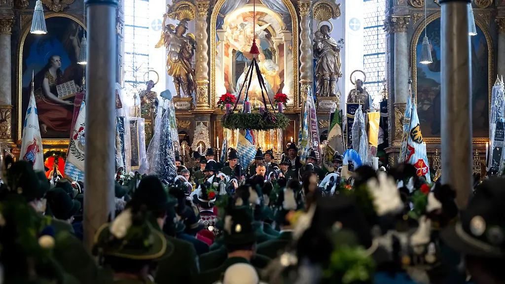 Die-Gebirgsschuetzen-gedenken-in-einem-Gottesdienst-der-Toten-von-1705