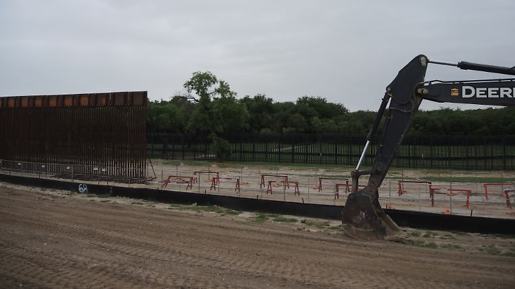 Die Bagger ruhen in Del Rio: Die alte Barriere und der neue Grenzwall verlaufen in Abschnitten parallel.