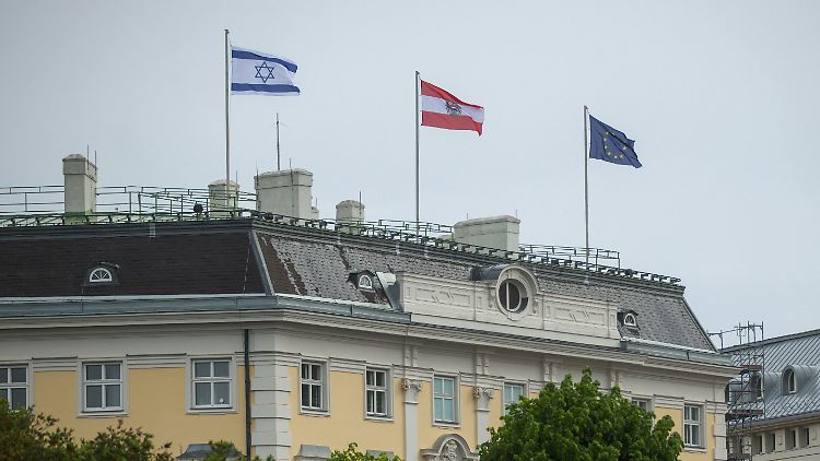 Neben der österreichischen und der der Europäischen Union weht aktuell auch die Flagge Israels auf dem Dach des Bundeskanzleramts in Wien. 