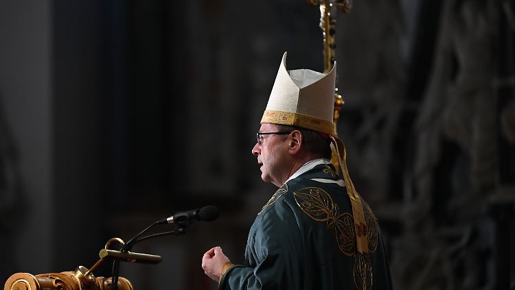 Bischof Bätzing will auch homosexuellen Paaren Gottes Segen spenden - aber nicht gegen den Willen des Vatikans.