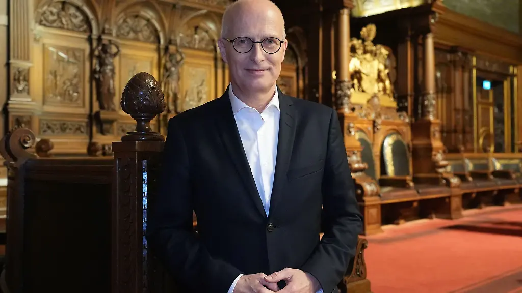 Hamburgs-Buergermeister-Peter-Tschentscher-ist-offen-fuer-einen-Einzug-des-Naturkundemuseums-in-den-Elbtower-Allerdings-muessen-die-Bedingungen-stimmen-wie-er-sagt