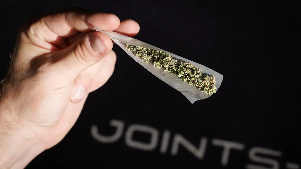 Ein-Joint-mit-Cannabis-ist-bei-einer-Anbauvereinigung-namens-Joints-Venture-zu-sehen