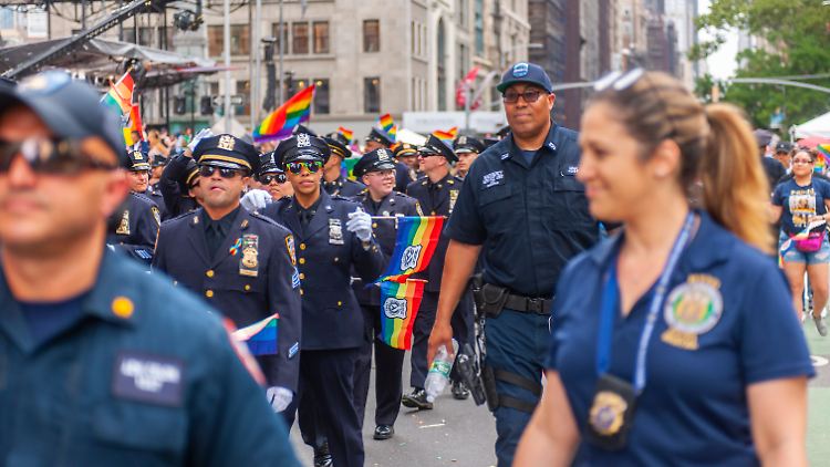 Polizisten waren bisher nicht nur als Sicherheitskräfte auf den Pride-Paraden, sondern sie marschierten auch mit, hier im Jahr 2019.