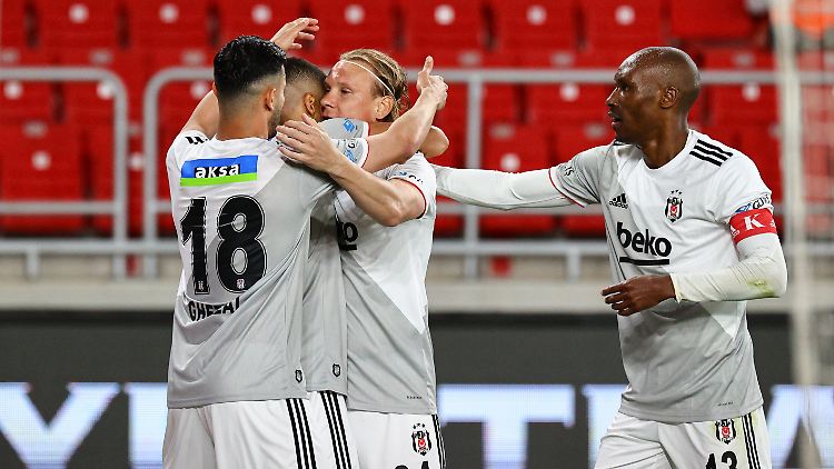 Demagoj Vida feiert seinen Führungstreffer und den Auftakt eines guten Tages für Besiktas.