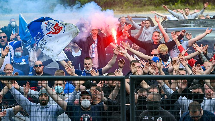 Einige der enthusiastischen Hansa-Fans feierten später noch auf der A9 den 1:0 Auswärtssieg ihres Teams. 