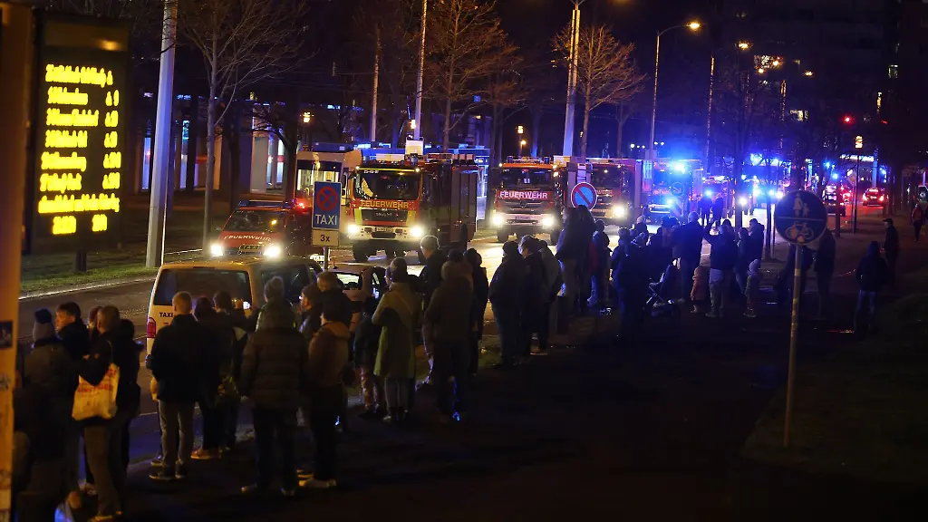 Zahlreiche-Passanten-verfolgten-die-Lichterfahrt-vom-Strassenrand-aus