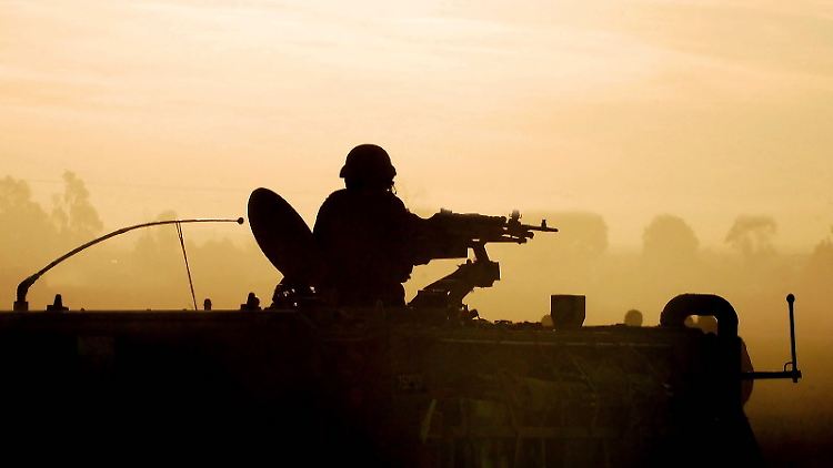Den Behörden zufolge attackieren Taliban-Kämpfer derzeit mehrere Sicherheitsposten.