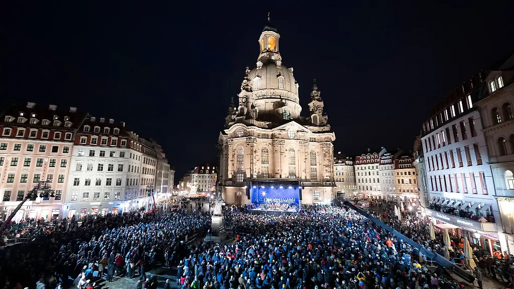 Tausende-Menschen-versammeln-sich-bei-der-weihnachtlichen-Vesper-vor-der-Frauenkirche-Dresden