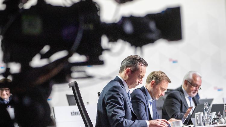 Die Parteigranden waren trotz digitalem Format zusammen vor Ort, hier Generalsekretär Volker Wissing neben seinem Parteivorsitzenden Christian Lindner und dessen Stellvertreter Wolfgang Kubicki (v.l.).