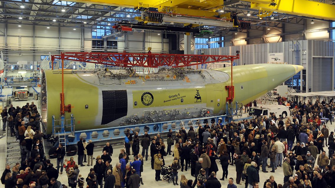 In einer Feierstunde nehmen Airbus-Mitarbeiter im Werk Bremen Abschied von dem fertiggestellten Rumpf für den A400M.