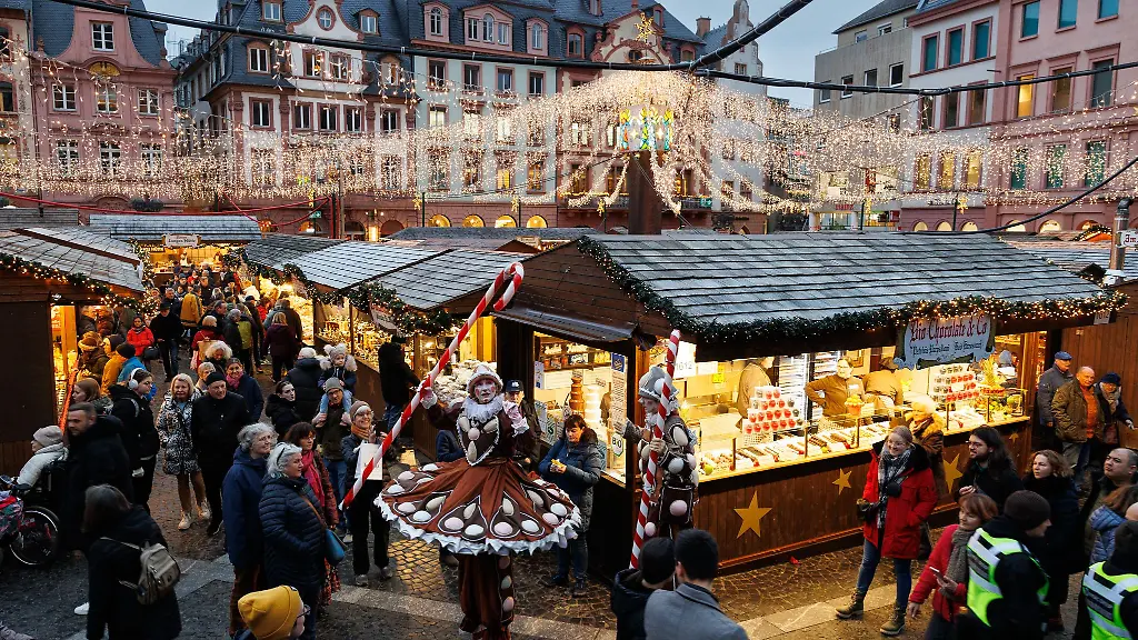 Bis-zum-Freitag-waere-es-eine-perfekte-Weihnachtsmarkt-Saison-in-Mainz-gewesen-sagt-einer-der-Marktsprecher-in-der-Landeshauptstadt