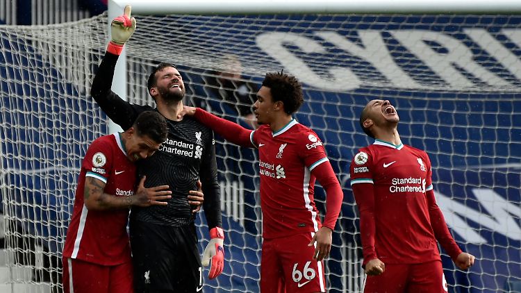 Alisson (2.v.l) war der Held des Abends - zumindest aus Liverpooler Sicht.