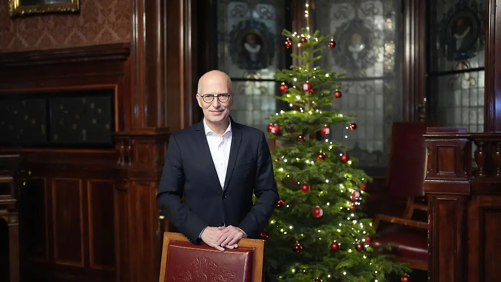 Fuer-Hamburgs-Buergermeister-Peter-Tschentscher-ist-weihnachtliche-Friedensbotschaft-nicht-nur-eine-Hoffnung-Sie-sei-auch-eine-Erwartung-und-Aufforderung-an-alle-eine-Loesung-fuer-die-Kriege-zu-finden-sagte-der-SPD-Politiker-in-seiner-Weihnachtsansprache