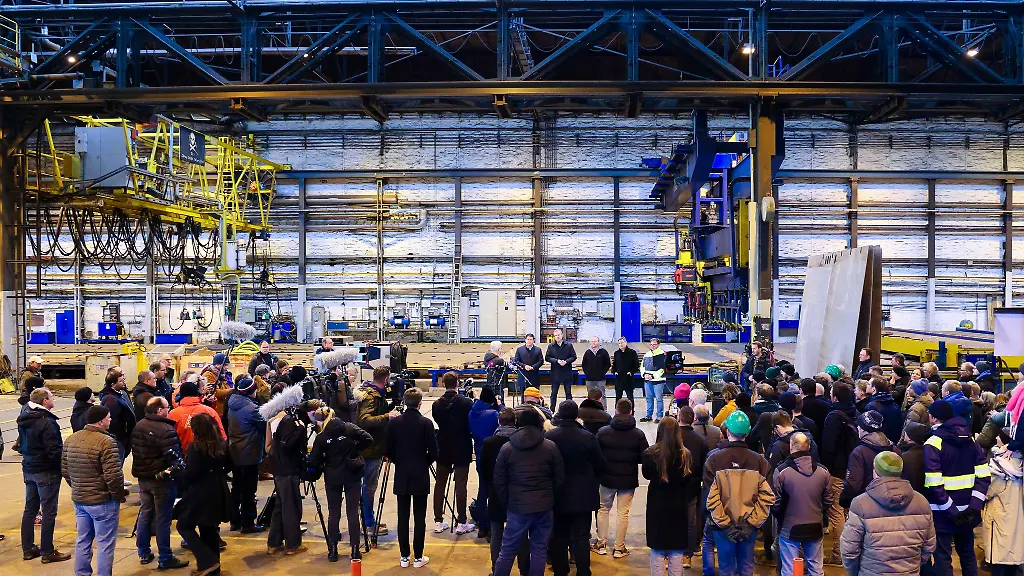 Unter-die-Journalisten-mischten-sich-auch-zahlreiche-Werft-Beschaeftigte