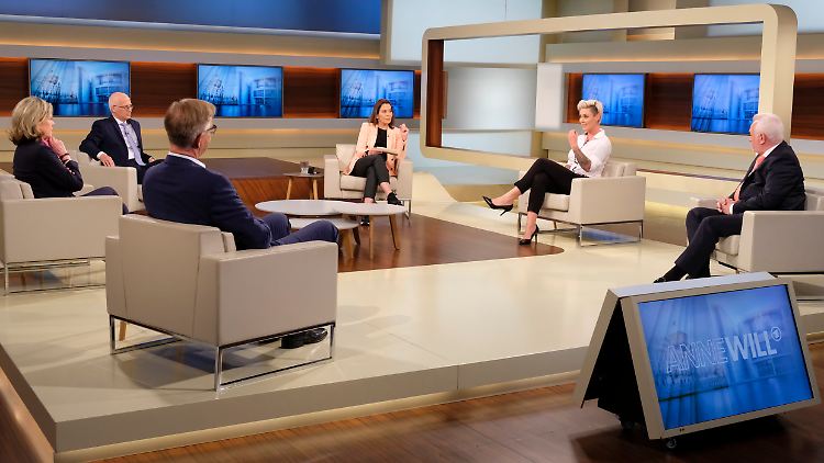  "Es ist noch nicht Zeit, jetzt alles fallen zu lassen", sagt Medizinerin Carola Holzner (Zweite von rechts) bei Anne Will.