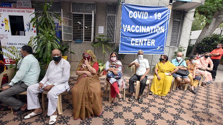 Warten auf die Impfung in Neu Delhi. Aufgrund des Corona-Ausbruchs im eigenen Land exportiert Indien derzeit kaum Impfstoff. 