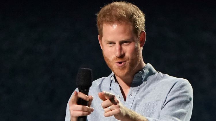 Kürzlich machte sich Prinz Harry noch für eine globale Impfkampagne stark, jetzt fordern Palastmitarbeiter die Rückgabe seiner Titel.