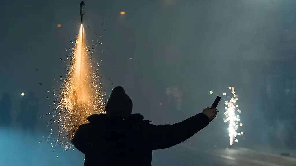 Mit-Feuerwerk-sollte-vorsichtig-umgegangen-werden