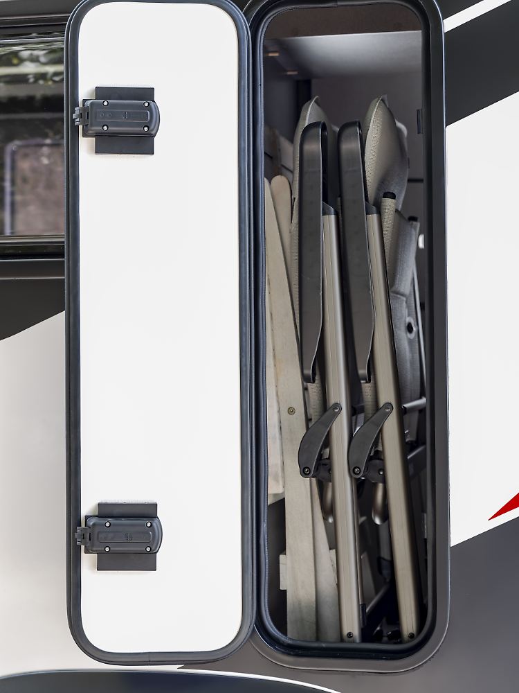 Ein von außen zugängliches Staufach im Challenger X150 sorgt dafür, dass Campingtisch und Stühle untergebracht werden können.