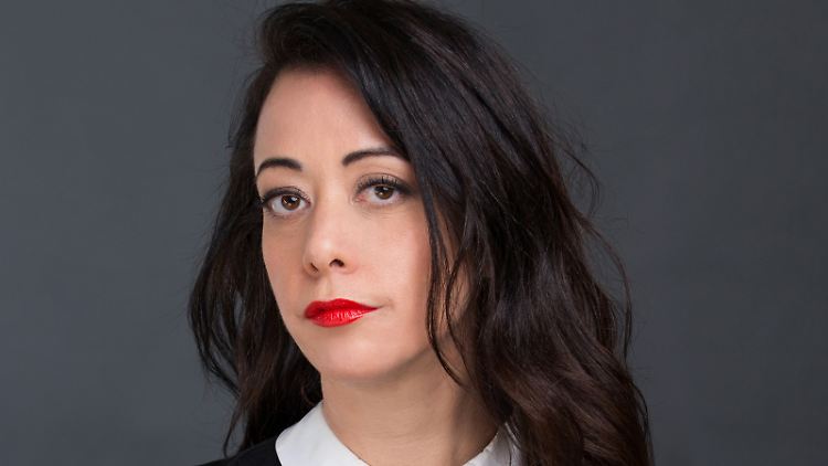 "Wir sind trainiert darauf, Liebe, Partnerschaft, Ehe zum Zentrum unseres Universums, unserer Gedanken zu machen", sagt Liat Elkayam.