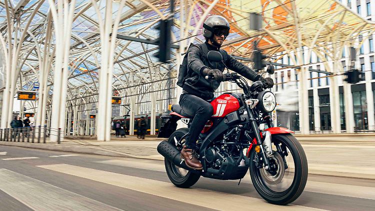 Die Yamaha XSR 125 wiegt fahrfertig lediglich 140 Kilogramm.