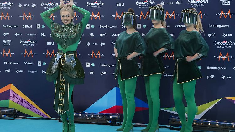 Eine Pandemie ist natürlich kein Grund, auf skurrile Outfits zu verzichten - das finden auch Samanta Tina (l.) aus Lettland und ihr Gefolge.