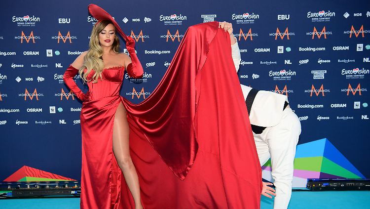 Schluss mit dem Versteckspiel! Der ESC 2021 ist eröffnet (im Bild: Anxhela Peristeri aus Albanien).