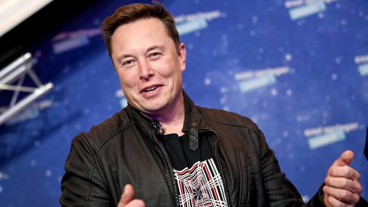 Musk steht seit Monaten bei mehreren Marktbeobachtern in der Kritik. Sie werfen ihm vor, mit teils einfachen Tweets den Bitcoin-Kurs zu beeinflussen und sich oder Tesla dadurch die Möglichkeit finanzieller Vorteile zu verschaffen.