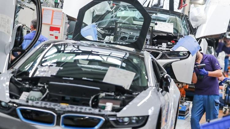 Auch BMWs fahren schon jetzt elektrisch - etwa der i8, der in Leizpig gebaut wird.