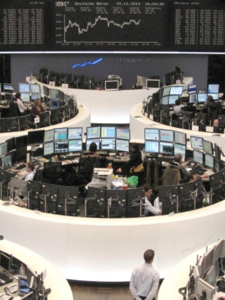 Typisches Jahresendgeschäft: Viele Investoren sind im Winterurlaub. Auch im Handelssaal in Frankfurt blieb der eine oder andere Monitor schwarz.