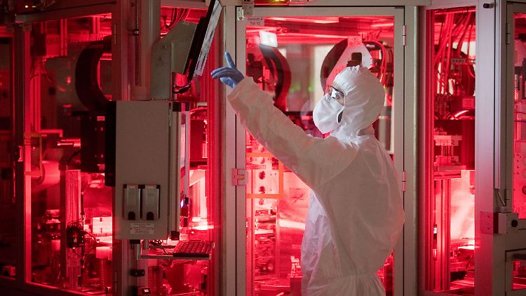 Ein Volkswagen-Mitarbeiter in einem Reinraum zur Produktion von Batteriezellen im VW-Werk Salzgitter.