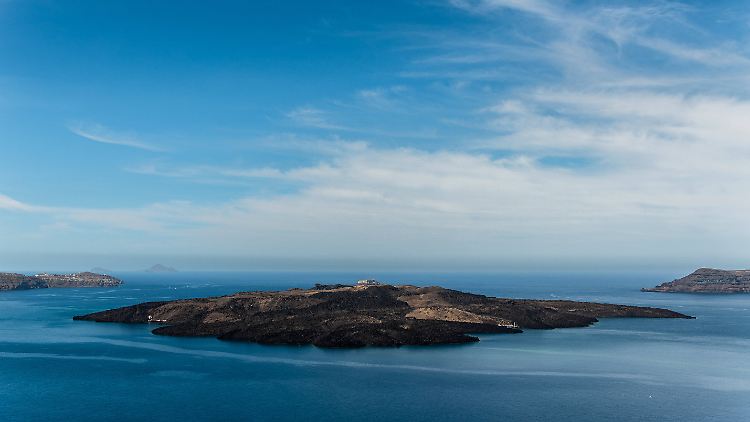 Die griechische Insel Santorin - die Flugpreise nach Griechenland und Spanien zogen zuletzt deutlich an.