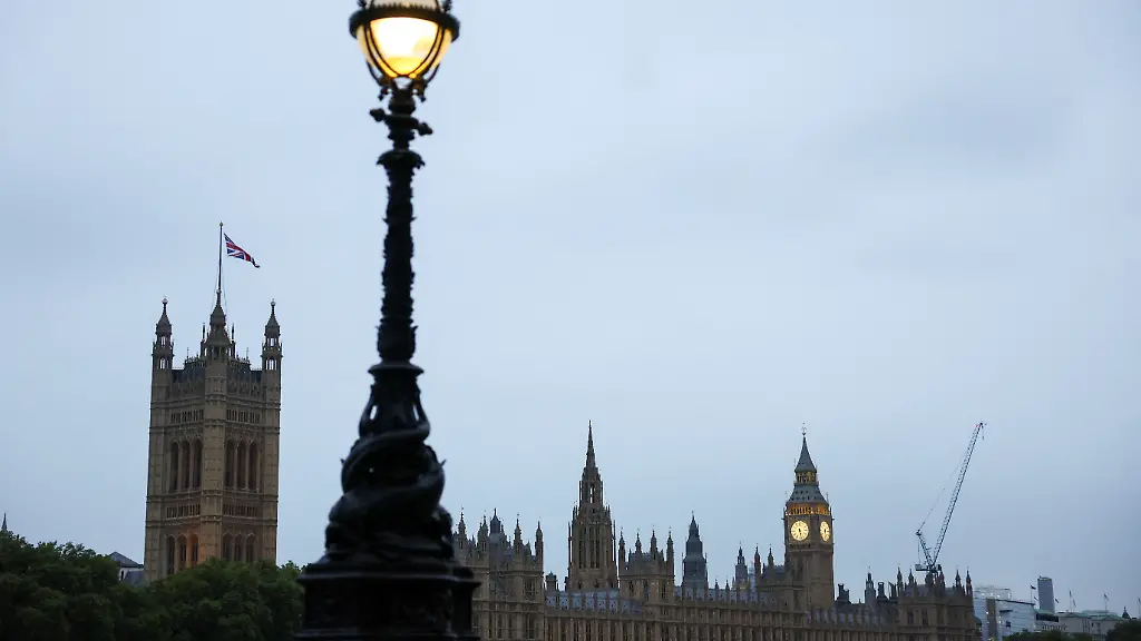 2024-07-05T045552Z-817948615-RC2SO8AC5PYN-RTRMADP-3-BRITAIN-ELECTION