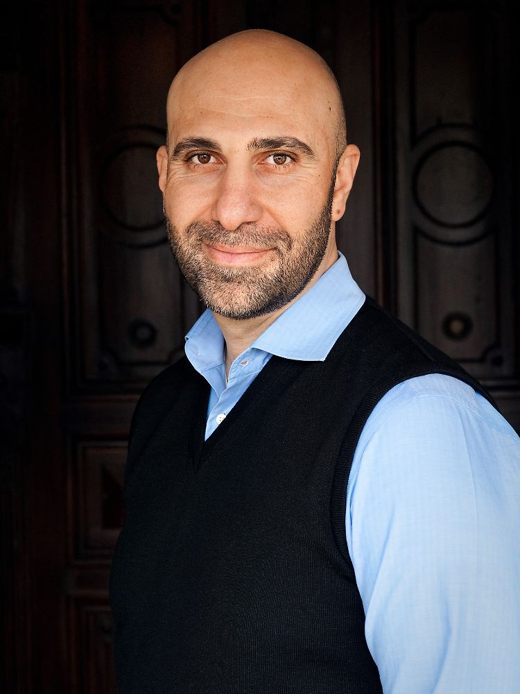 Ahmad Mansour ist Diplom-Psychologe und Autor aus Berlin. Geboren 1976 in Kfar Saba besitzt er die israelische und die deutsche Staatsangehörigkeit. 2015 erschien sein Buch "Generation Allah. Warum wir im Kampf gegen religiösen Extremismus umdenken müssen". Für seine Arbeit erhielt er zahlreiche Auszeichnungen.