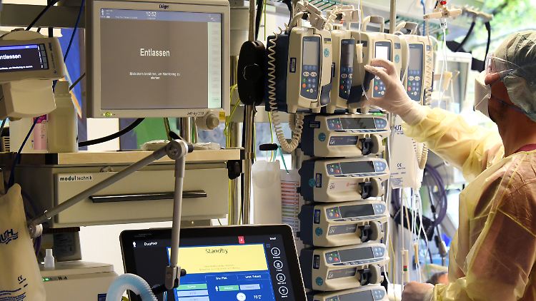 Auch Klinikpersonal kann mit Covid-19 infiziert sein. Um die Verbreitung einzudämmen, wurde in der Schweiz das Computerspiel "Escape Covid-19" entwickelt. 