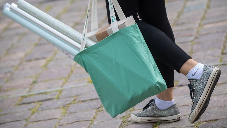 "Support your local dealer": Viele Menschen nutzen zwar den Onlinehandel, aber ein großer Teil gibt auch an, mehr in lokalen Geschäften einzukaufen. Gern auch nachhaltig und verpackungsarm.