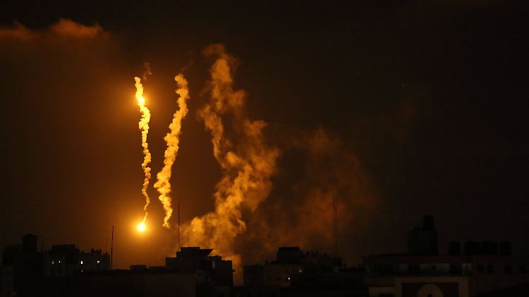 Raketen werden aus dem Gazastreifen Richtung Israel abgefeuert.