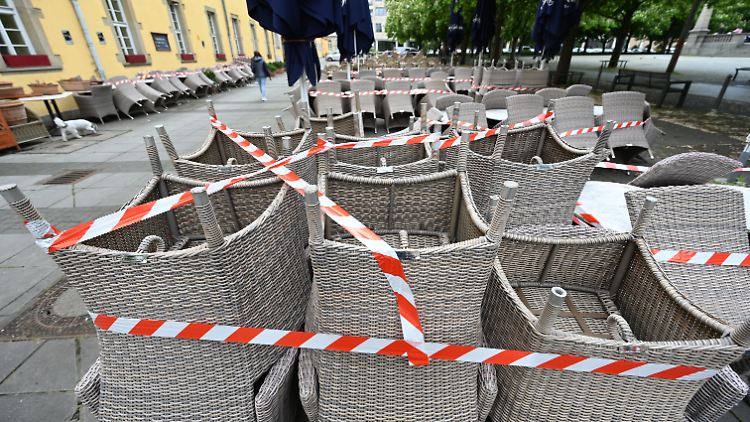 Die Schließung vieler Gastronomiebetriebe hat zu einem deutlichen Beschäftigungsrückgang geführt. 