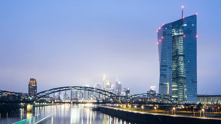 Die EZB weist seit einiger Zeit darauf hin, dass Fusionen ein Faktor sein könnten, um die unter Druck stehenden Gewinne zu steigern und Kosten zu senken. 