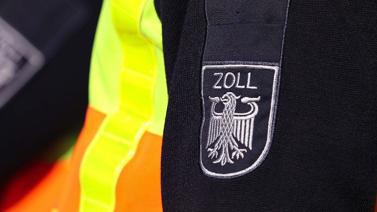 Der Beschuldigte soll im Sommer 2019 insgesamt drei Maschinen nach Russland ausgeführt haben.