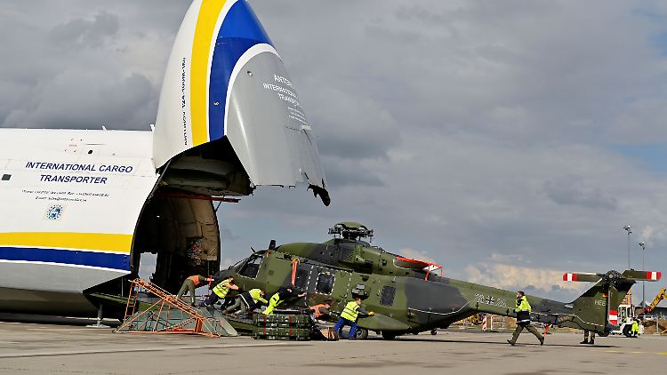 Ankunft in Leipzig: Ein Helikopter des Typs NH-90 wird aus dem Bauch der russischen Antonow AN-124 entladen.
