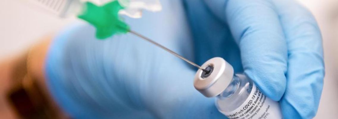 Eine Klinik-Mitarbeiterin zieht den Covid-19 Impfstoff für eine Impfung auf eine Spritze. Foto: Sven Hoppe/dpa/Symbolbild
