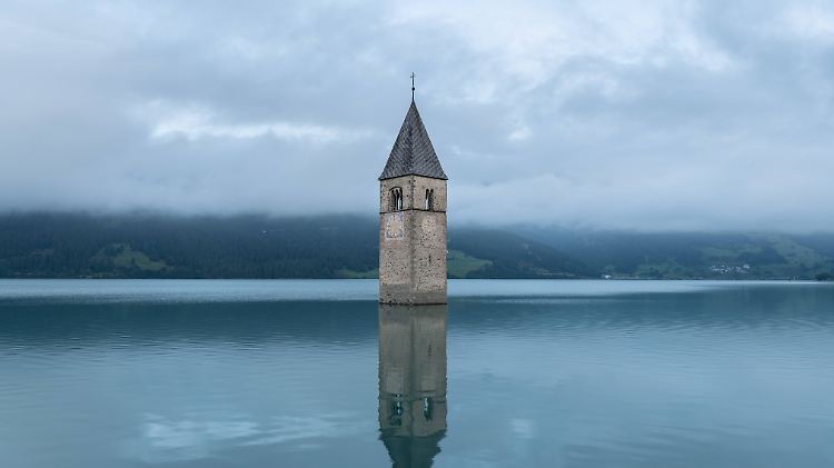 Der Kirchturm aus dem 14. Jahrhundert steht unter Denkmalschutz und durfte deswegen nicht gesprengt werden.