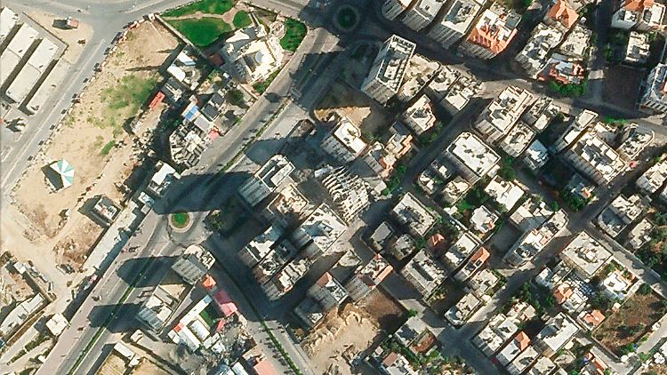 Auf diesem Satellitenbild sieht man in der Mitte die Trümmer eines Hochhauses im Gazastreifen.